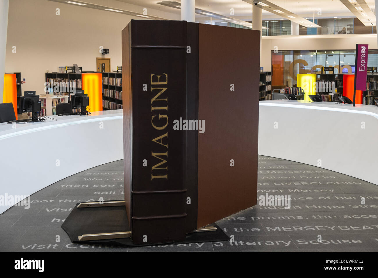 Immaginate un enorme libro premiato Biblioteca Centrale,Liverpool Foto Stock