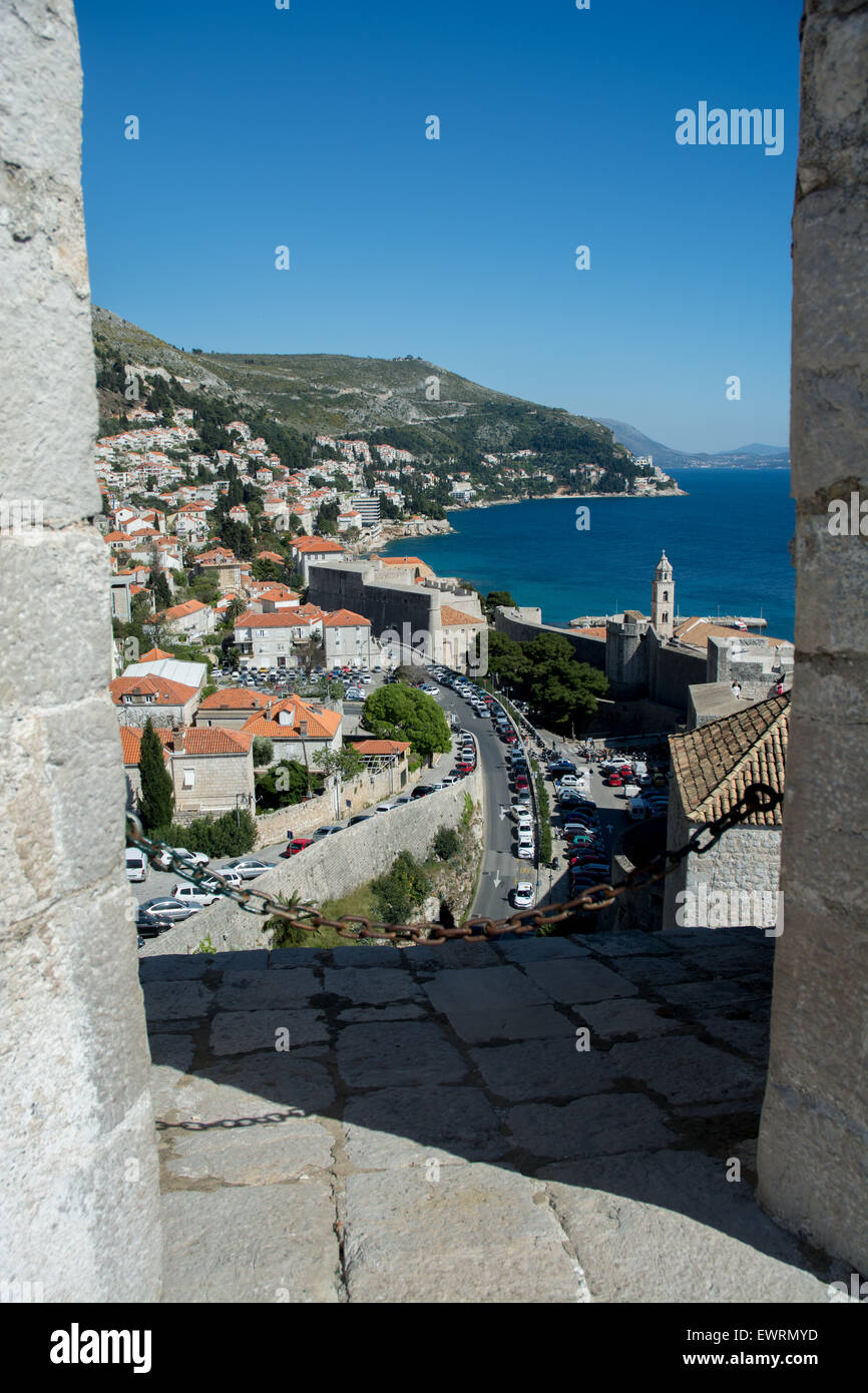 Vista dalle mura antiche della città guardando ad est,Dubrovnik, Croazia Foto Stock