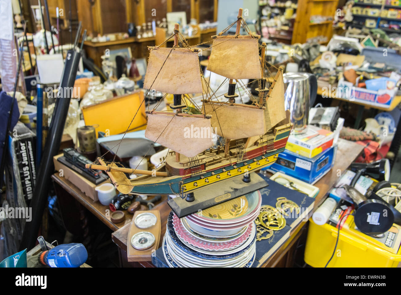 Al negozio di antiquariato nel centro di Machynlleth,Powys,Wales, Foto Stock