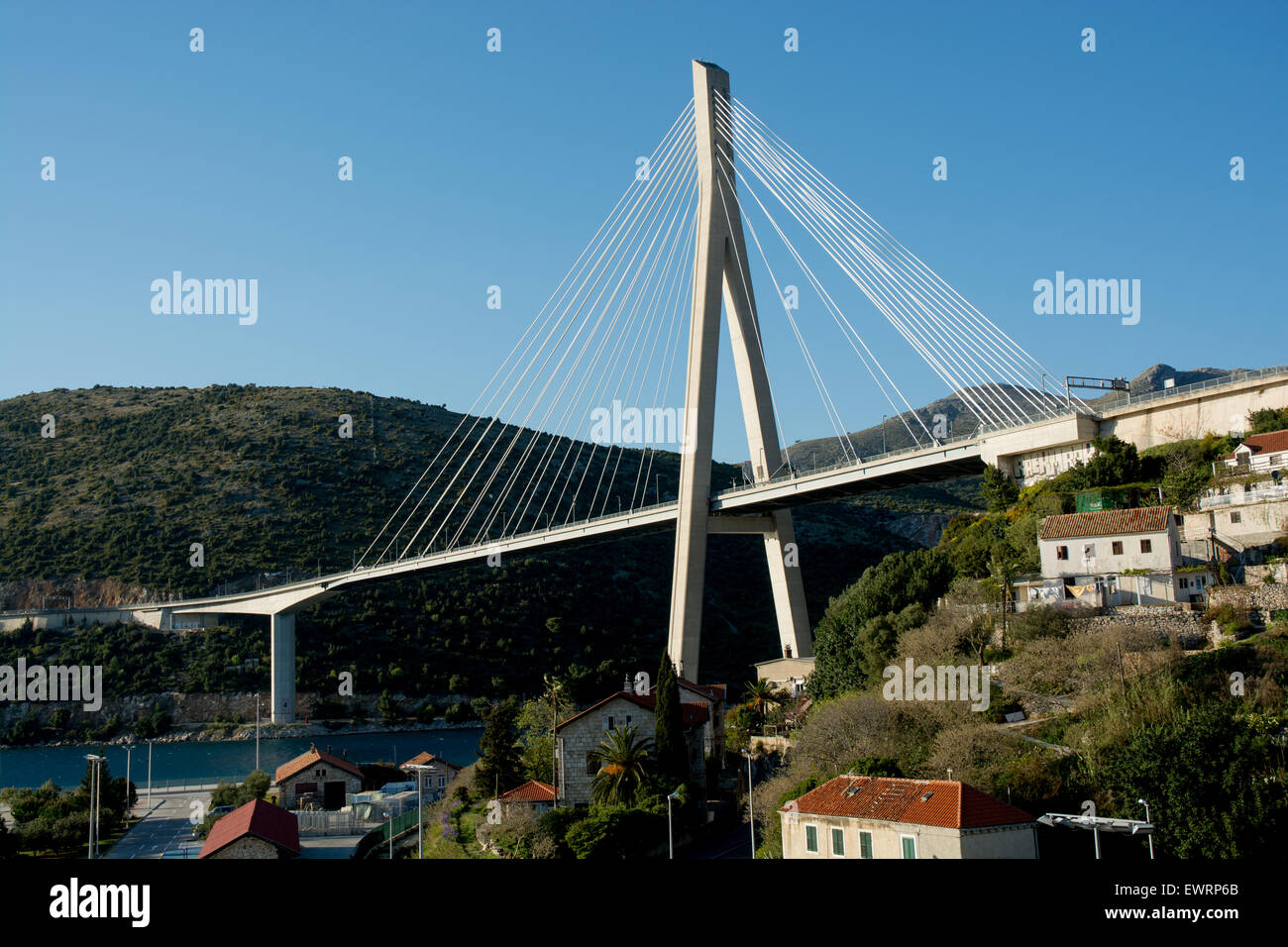 Franjo Tudman Ponte Sospeso con Cavi di sospensione ponte all'approccio occidentale a Dubrovnik accanto al porto di Gruz, Dubrovnik, Croazia Foto Stock