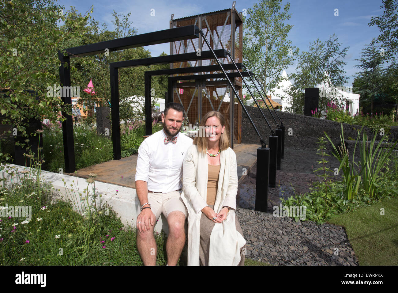 RHS Hampton Court Flower Show 2015, cucitura verde mostra garden designer Stuart Towner e Beth Williams, Hampton Court, England, Regno Unito Foto Stock