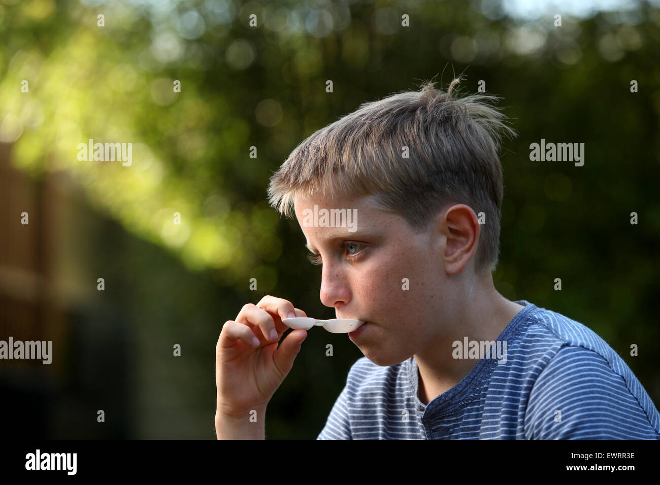 Un ragazzo di prendere la medicina antistaminico per aiutare i sintomi del raffreddore da fieno e allergie Foto Stock
