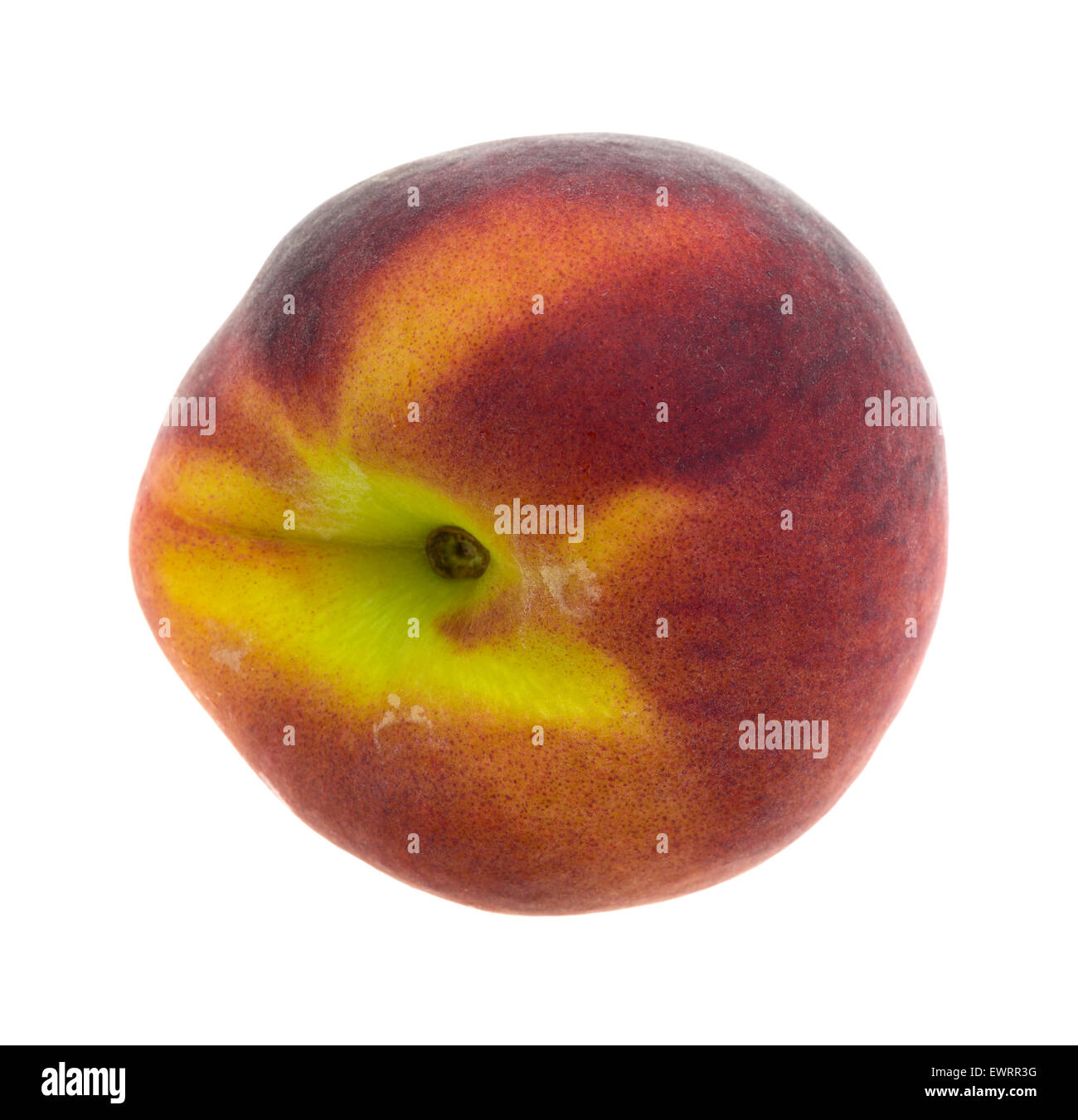 Un singolo coltivati biologicamente peach isolato su uno sfondo bianco. Foto Stock
