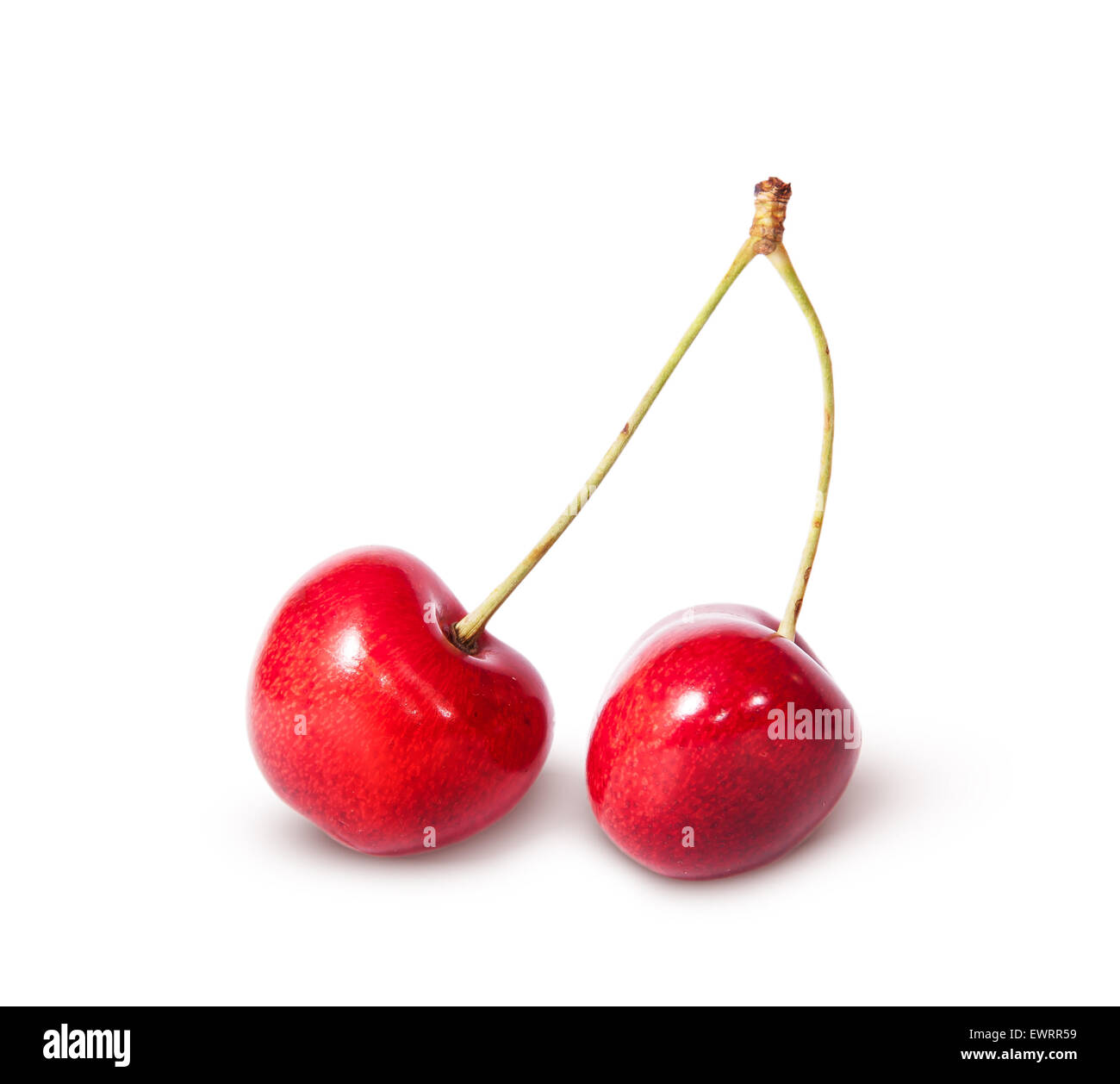 Due rosse succose ciliegie dolci distribuito isolati su sfondo bianco Foto Stock