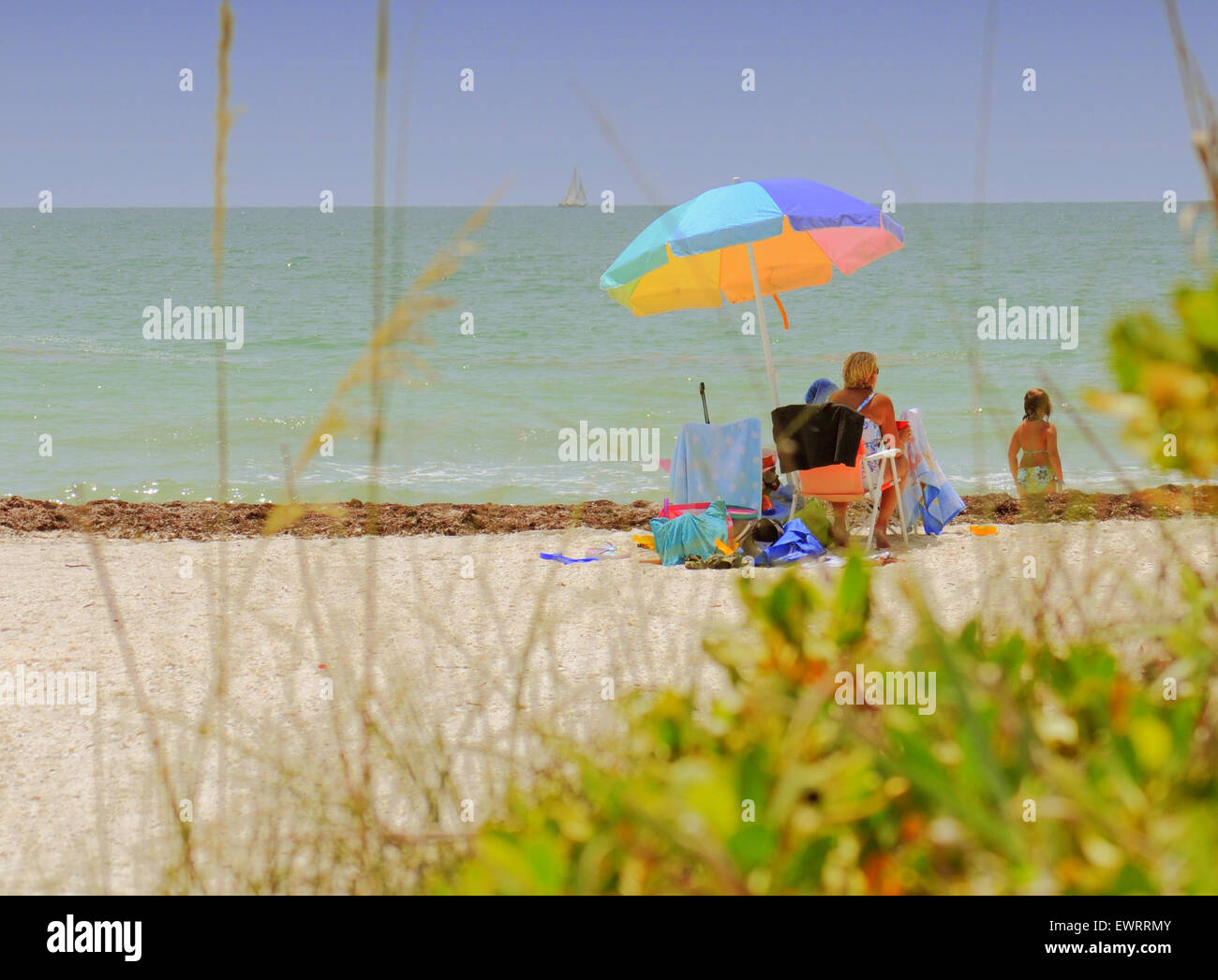 Casey Key, Florida, Stati Uniti. 30th giugno 2015. Un'altra giornata gloriosa nello Stato del sole. Temperatura 96 F con brezza marina Foto Stock Casey Key, Florida, Stati Uniti. 30th giugno 2015. Un'altra giornata gloriosa nello Stato del sole. Temperatura 96 F con brezza marina Foto Stock