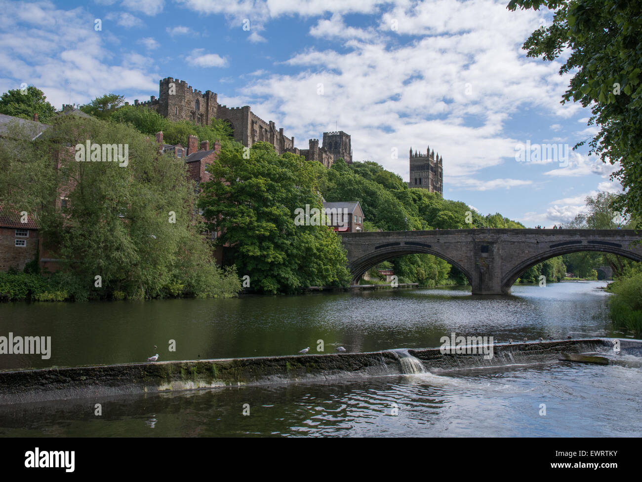 Foto panoramica del fiume usura in Durham che fluisce oltre il castello e la cattedrale attraverso la città sotto il ponte Framwellgate Foto Stock