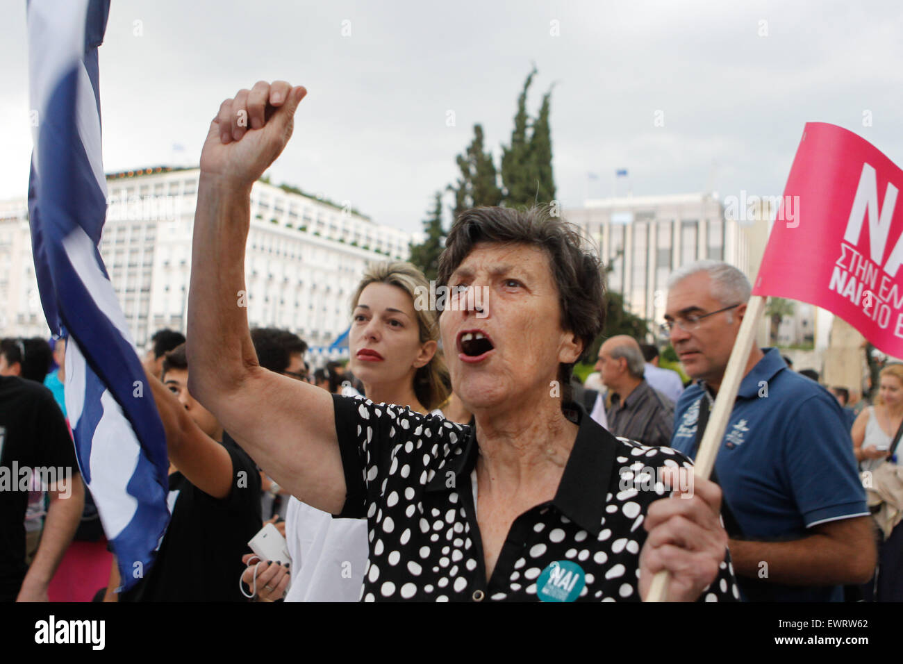 Atene, Grecia. Il 30 giugno, 2015. I dimostranti si riuniscono durante un rally organizzato dai sostenitori del sì a votare per il prossimo referendum di fronte al parlamento greco. A mezzanotte Europa centrale-volta Martedì, il paese è destinato a diventare la prima nazione sviluppata a perdere un rimborso del debito al Fondo monetario internazionale, come la Grecia affonda più in profondità in una emergenza finanziaria che ha costretto e mettere un blocco a livello nazionale su prelievi di denaro. © Aristidis Vafeiadakis/ZUMA filo/Alamy Live News Foto Stock