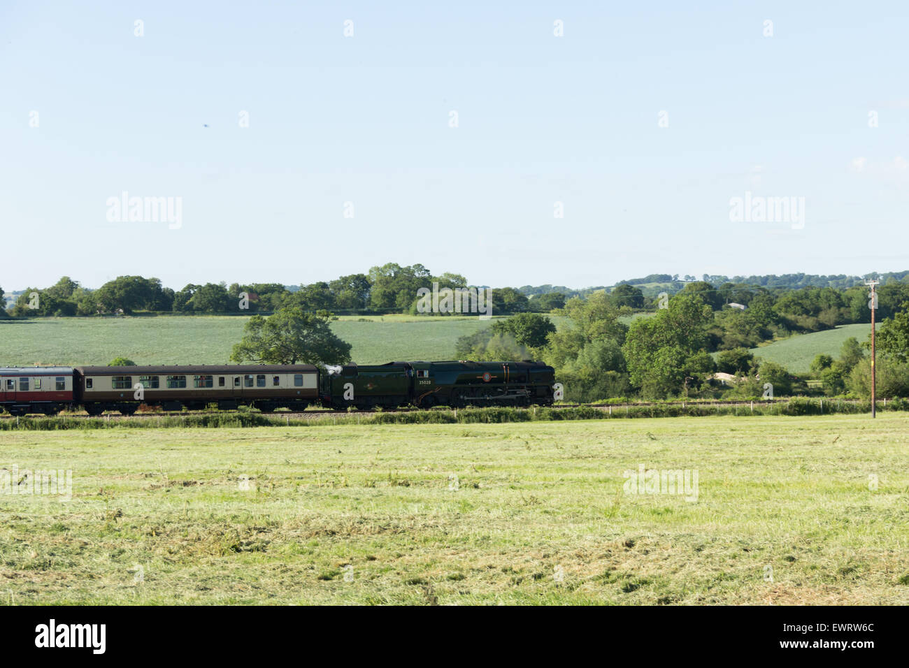 Beeston Castle, Cheshire, Regno Unito. Il 30 giugno, 2015. Marina Mercantile classe motore a vapore 35028 'Linea Clan' passa vicino al castello di Beeston, Cheshire per la sua ultima linea principale escursione a vapore prima di essere messo fuori servizio per una completa revisione. Come tutte le conserve di locomotive a vapore, Clan linea deve subire una profonda revisione ogni dieci anni per sia operativo e per ragioni di sicurezza. Linea di clan entrarono in servizio con ferrovie britanniche nel 1948 ed è stata conservata sotto amministrazione fiduciaria della Marina Mercantile locomotiva Società di conservazione poiché il suo ritiro nel 1967. Credito: Giuseppe Clemson 1/Alamy Live News Foto Stock