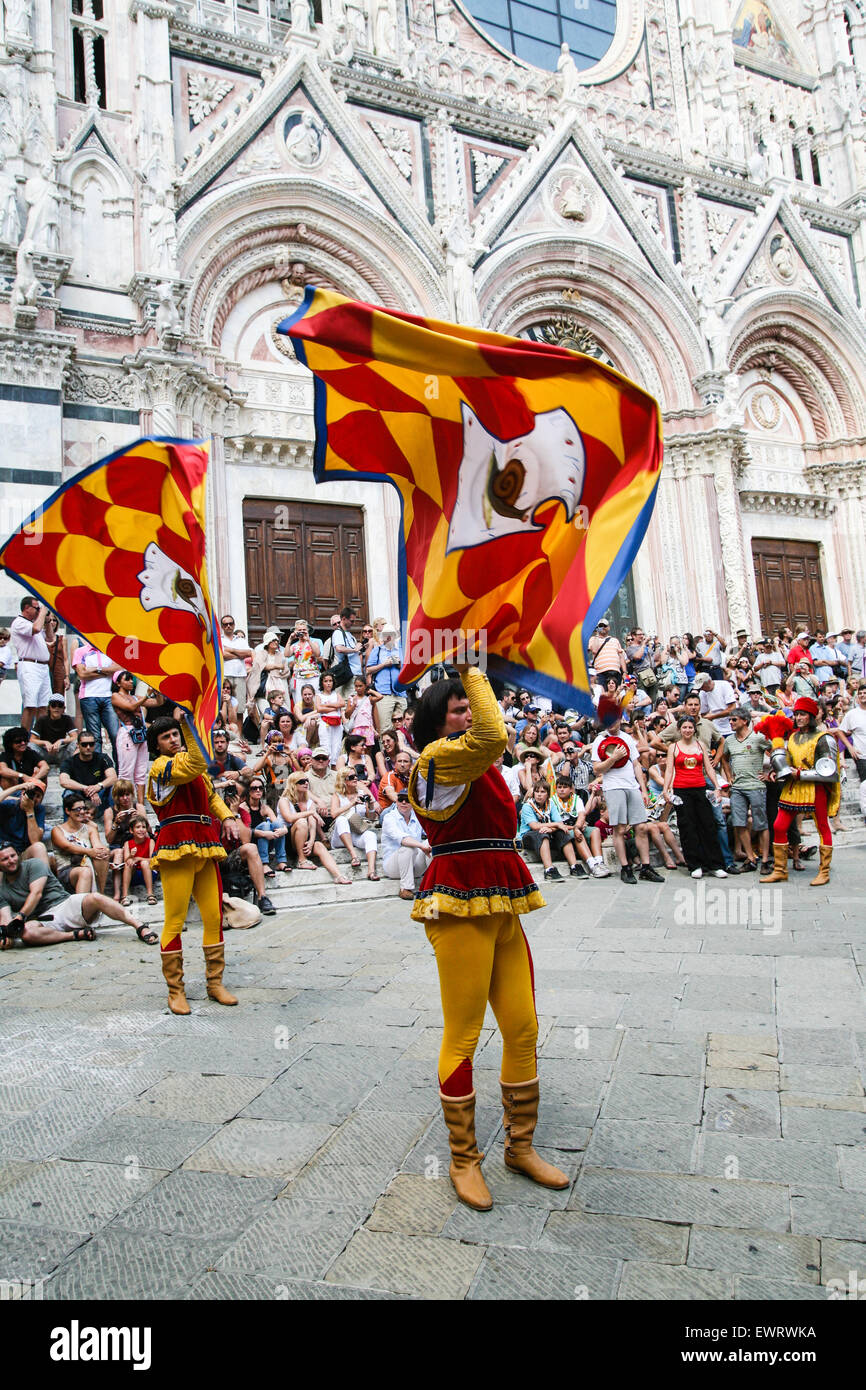 Siena è divisa in 17 contrade quartiere distretti e quartieri sono chiaramente definiti. Qui i membri di distri Foto Stock