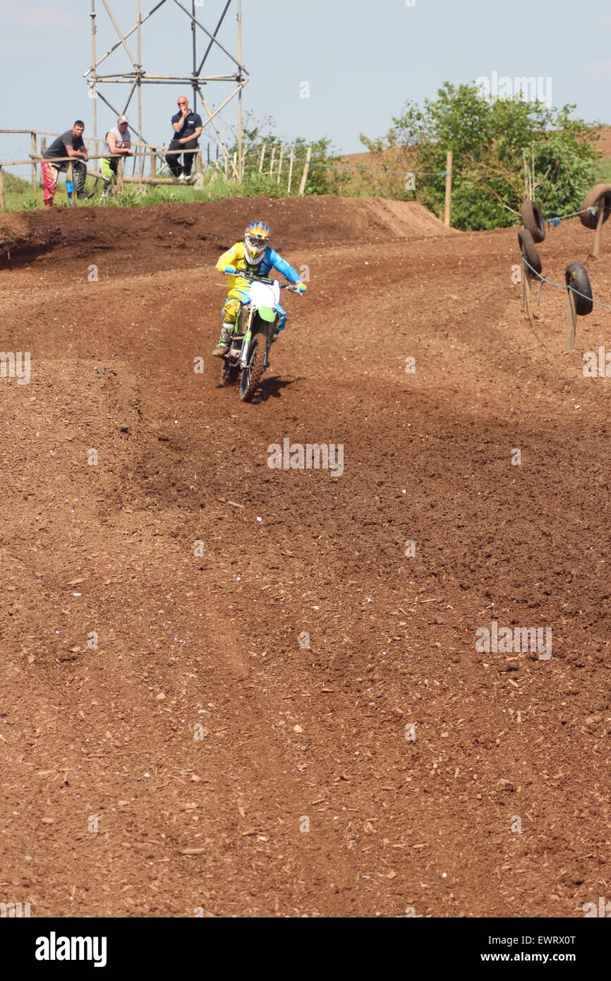 Azione motociclo, motocross, velocità e acrobazie saltando attraverso l'aria Foto Stock
