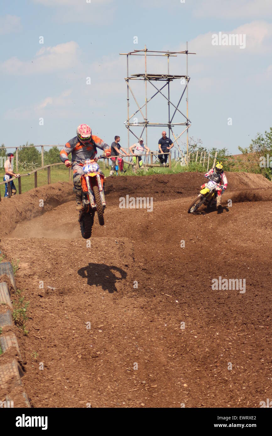 Azione motociclo, motocross, velocità e acrobazie saltando attraverso l'aria Foto Stock