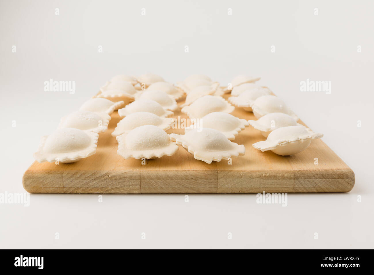 Congelati un gnocco sono stabiliti dai ranghi uguali su una scheda Foto Stock