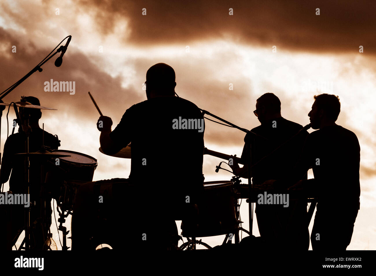 Band sul palco al festival di silhouette al tramonto Foto Stock