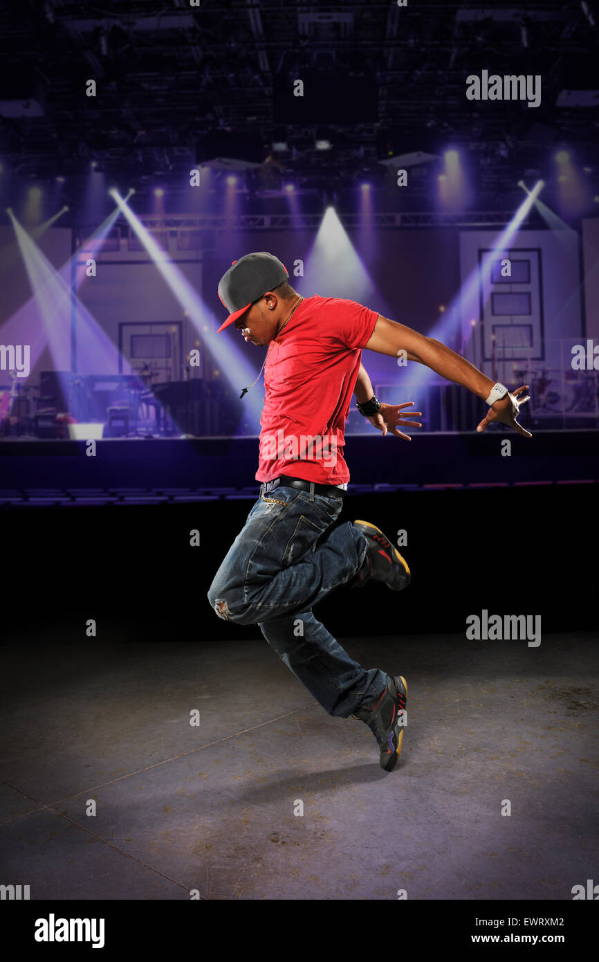 African American hip hop dancer esecuzione in ambienti interni Foto Stock