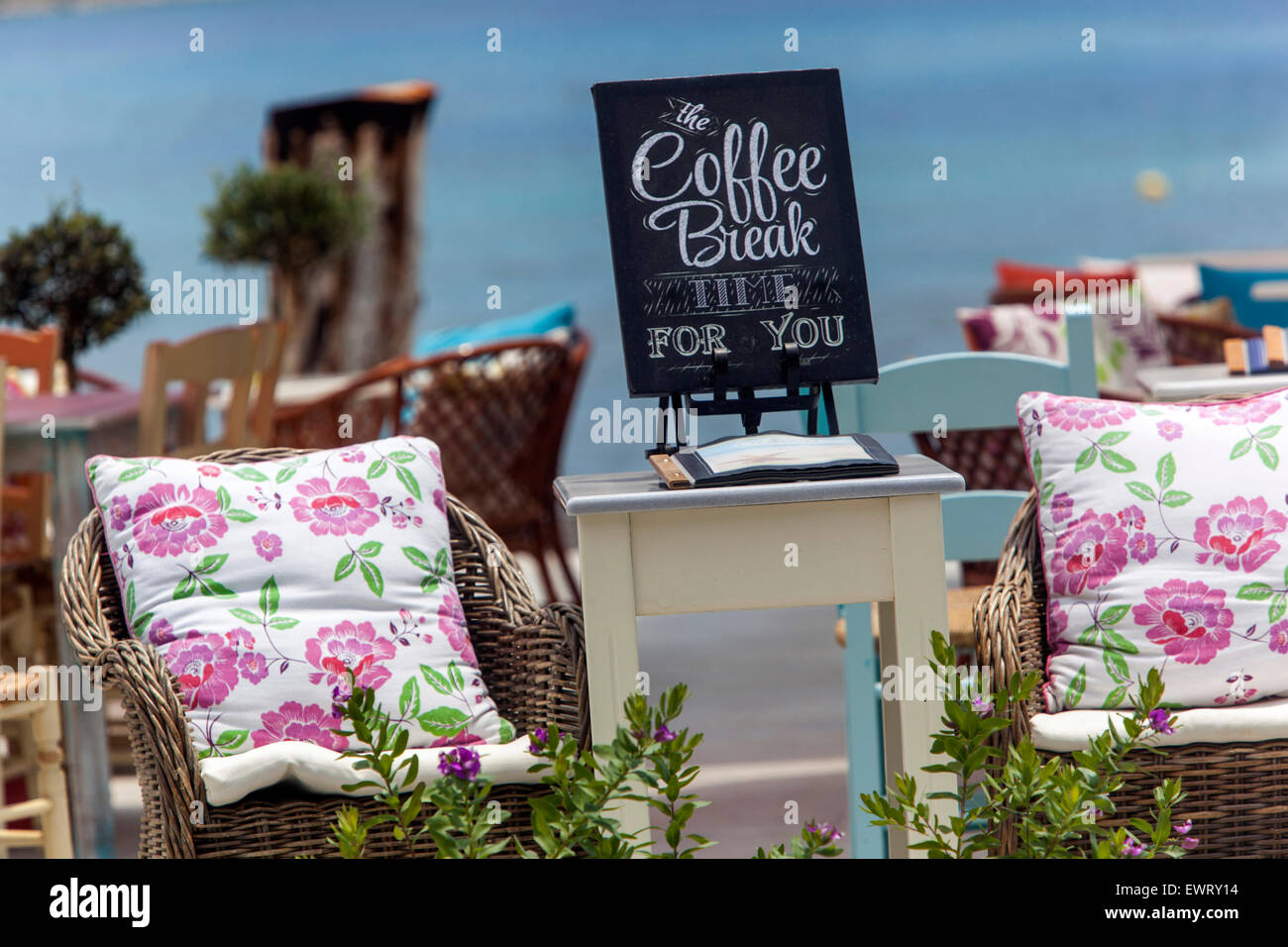 Pausa caffè al mare, caffè Creta, taverna greca cuscini Plakias, Creta, taverna Grecia alla spiaggia, luogo di benessere calma Foto Stock