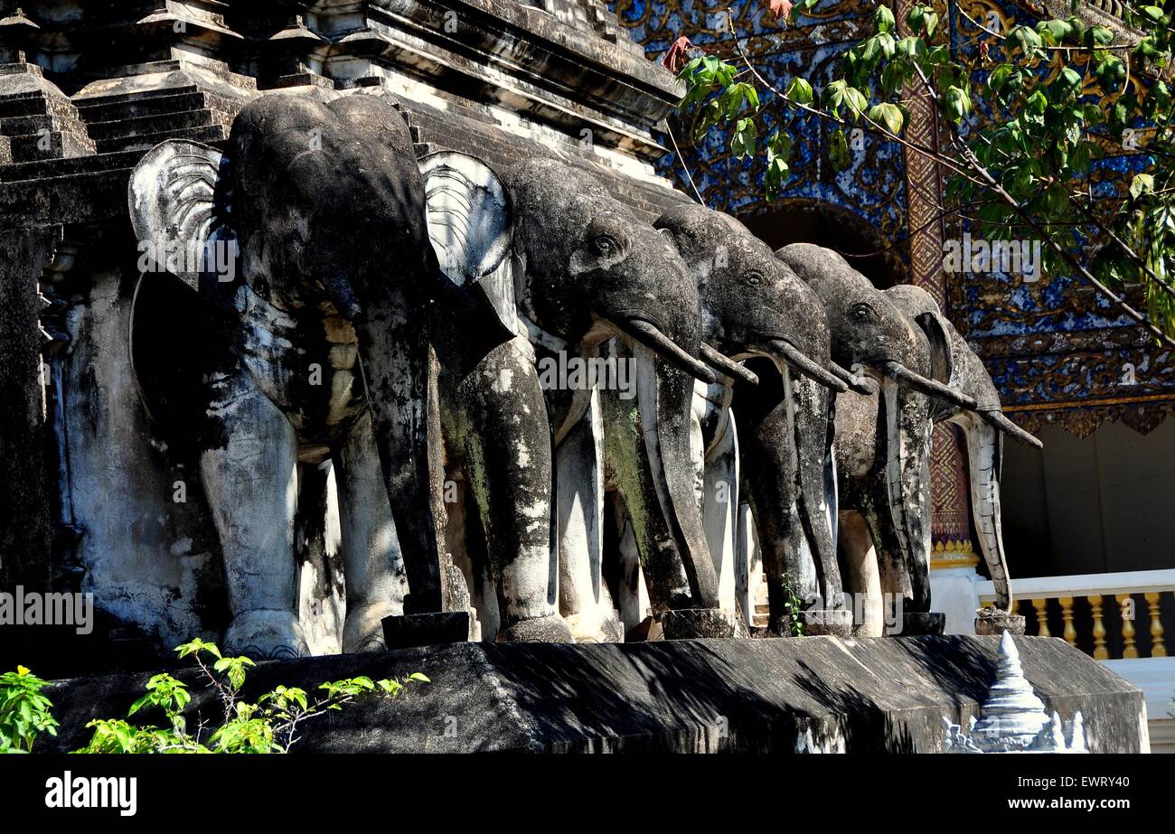 Chiang Mai, Thailandia: una fila di quattro elefanti scolpiti sta alla base di The Chedi a Wat Chiang Mun Foto Stock