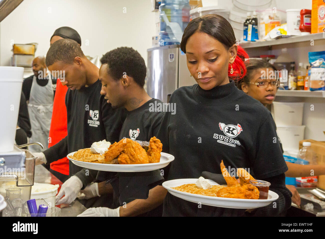 Detroit, Michigan - Server ritirare i loro ordini in cucina a Kuzzo's pollo & Waffles. Foto Stock