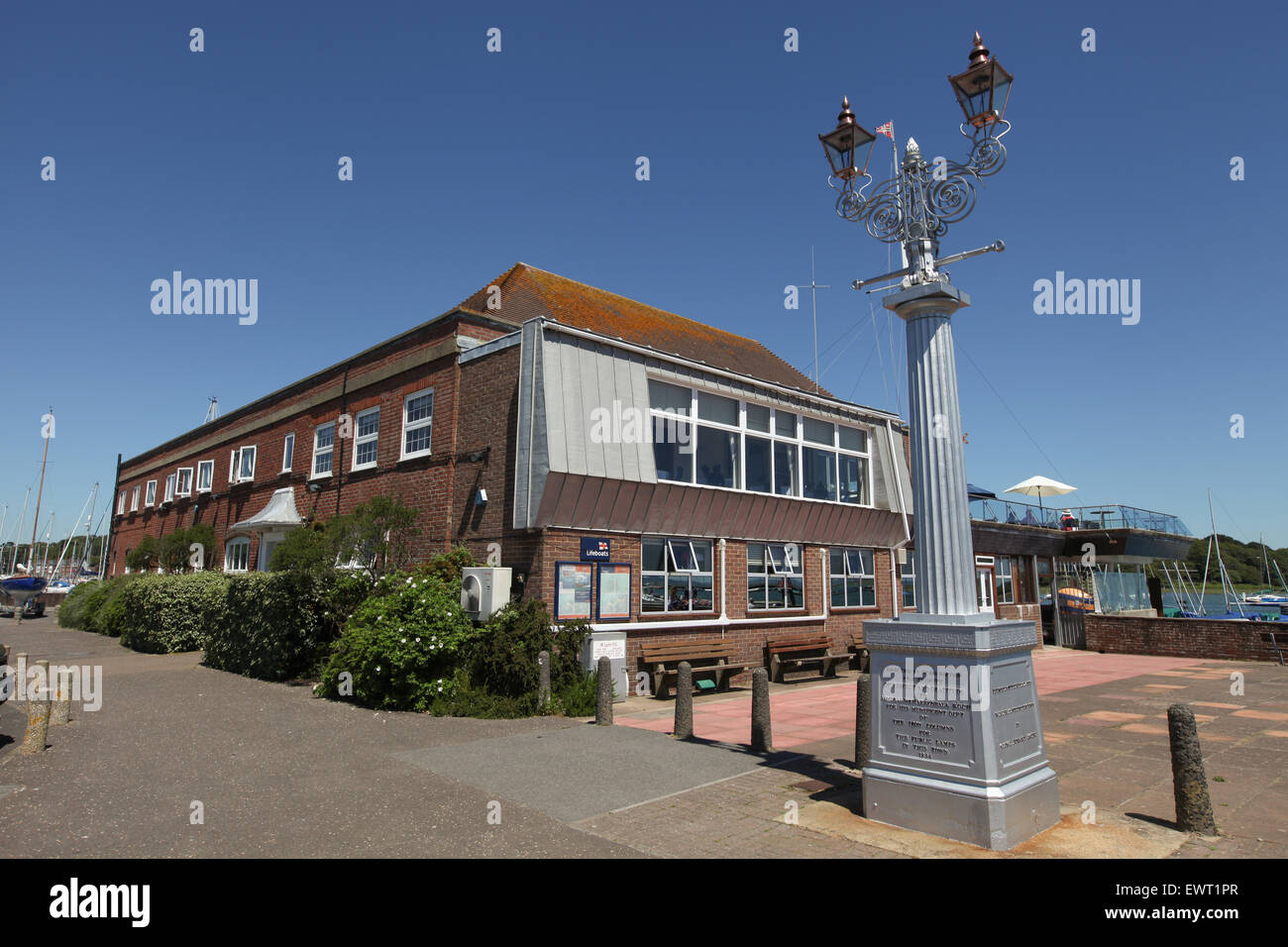 Royal Lymington Yacht Club e lampada a gas monumento eretto nel 1832 in memoria di Ammiraglio Sir Harry Burrard Neale Foto Stock