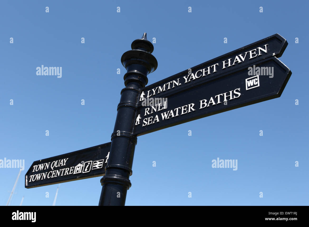 Tradizionale segno di strada a Lymington Regno Unito dirigere a Lymington town Quay centro città e il porto di yacht Foto Stock