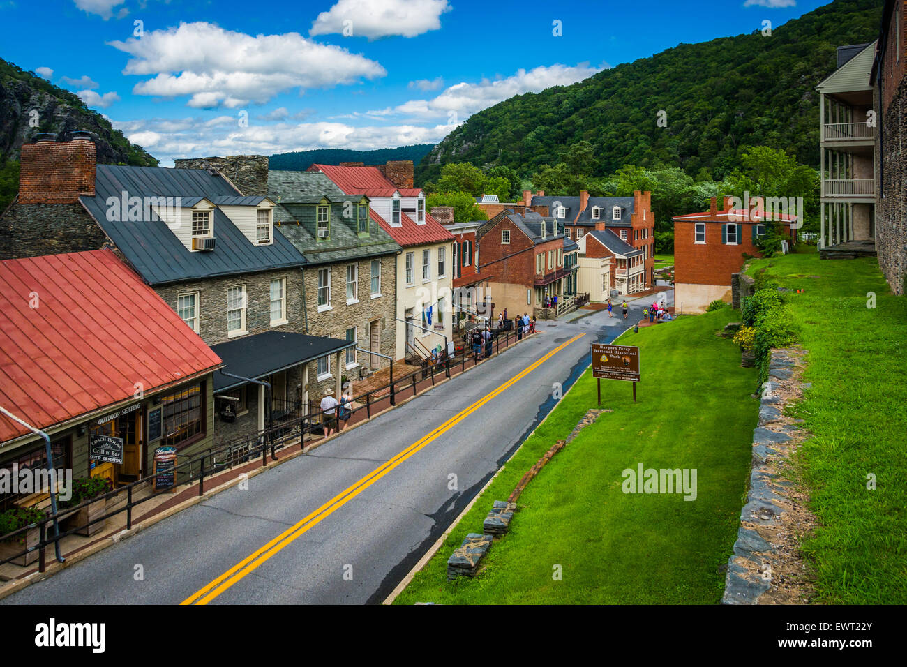 Vista di edifici di interesse storico e i negozi di High Street in Harper's Ferry, West Virginia. Foto Stock