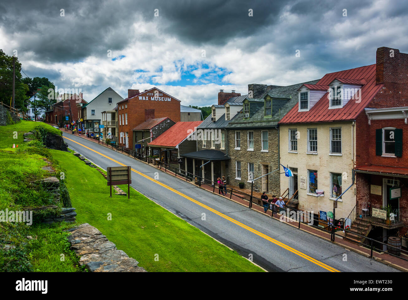 Vista di edifici di interesse storico e i negozi di High Street in Harper's Ferry, West Virginia. Foto Stock