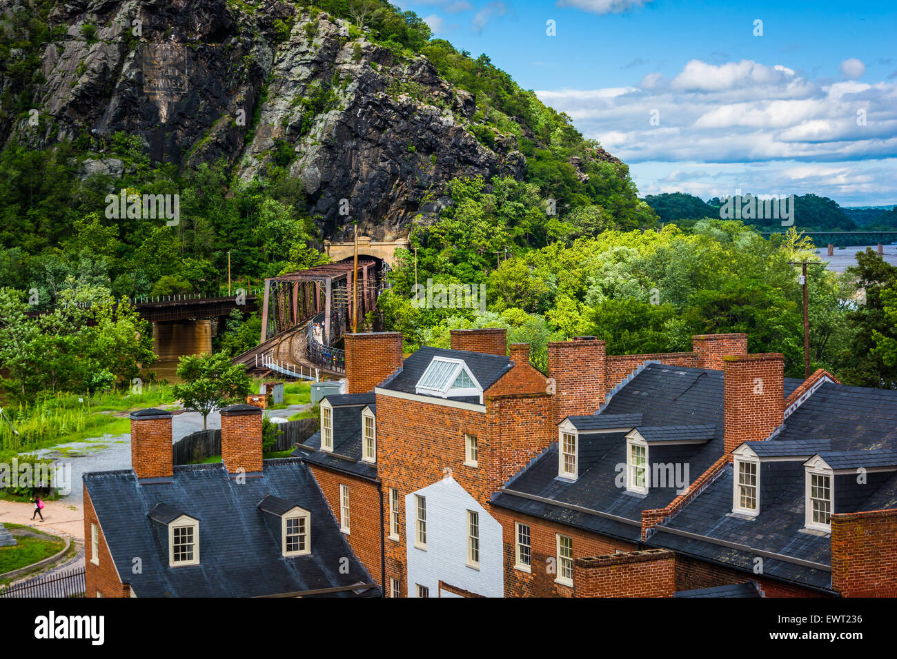 Vista di edifici storici e un tunnel ferroviario in harpers Ferry, West Virginia. Foto Stock