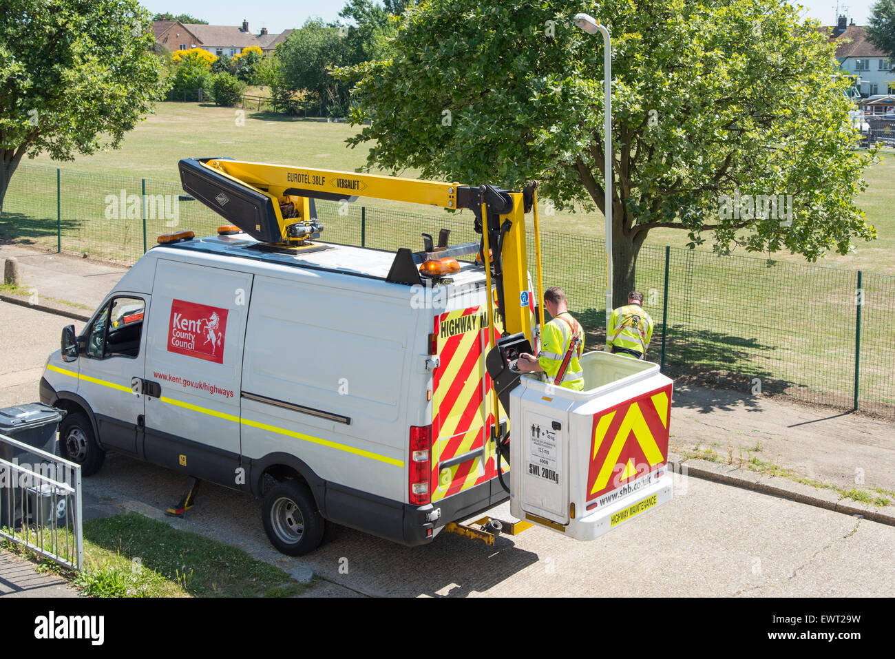 Cherry picker essendo utilizzato per il traffico della manutenzione leggera in suburban street Foto Stock