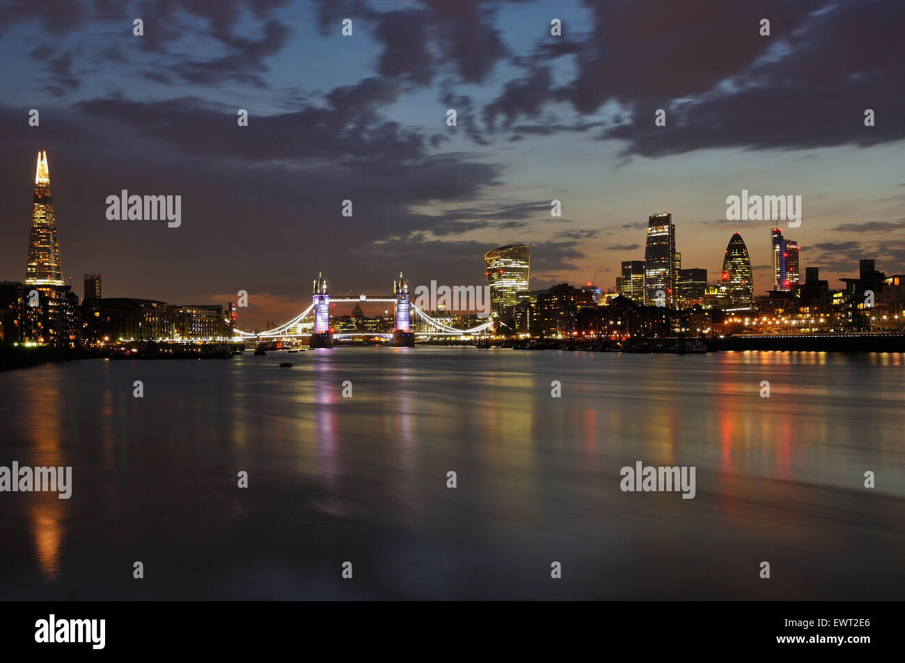 Londra REGNO UNITO skyline al tramonto, da Bermondsey sulla riva sud del Tamigi Foto Stock