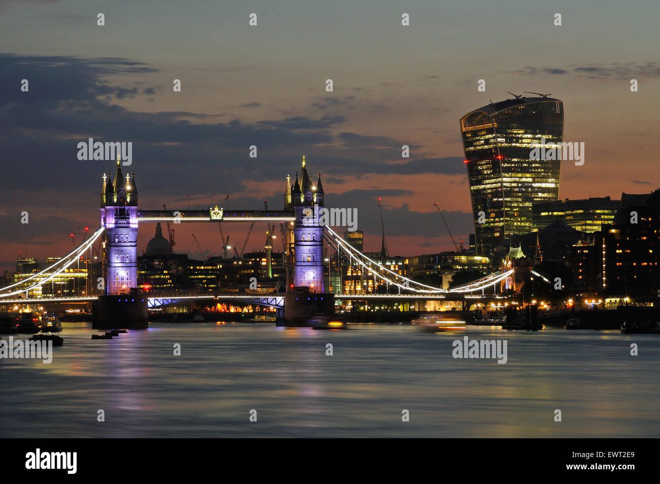 Il Tower Bridge e il walkie talkie Tower, London REGNO UNITO, illuminate al tramonto. Foto Stock