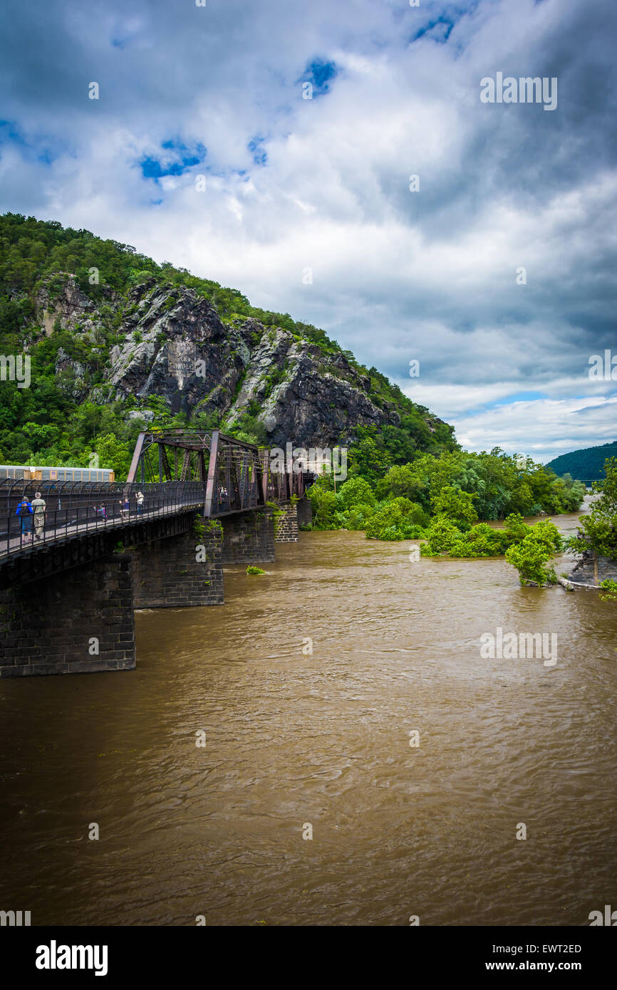 Ponte pedonale sopra il fiume Potomac, visto in harpers Ferry, West Virginia. Foto Stock