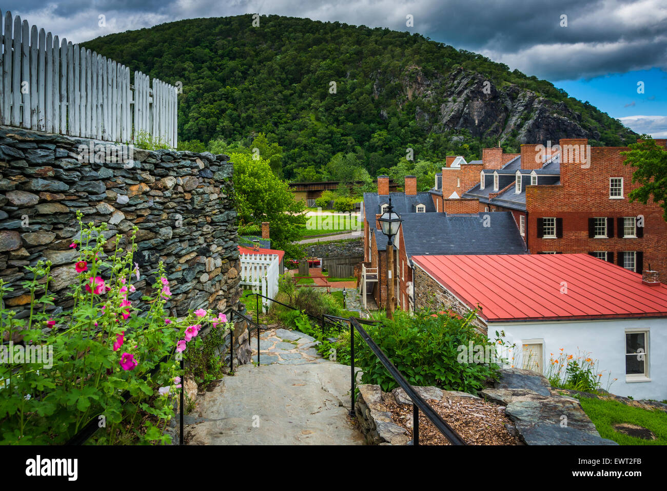 Fiori lungo un percorso e vista di edifici storici di harpers Ferry, West Virginia. Foto Stock