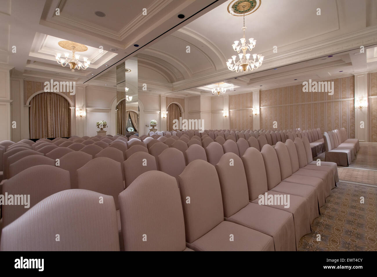 Vista della bella cerimonia di nozze hall interno Foto Stock