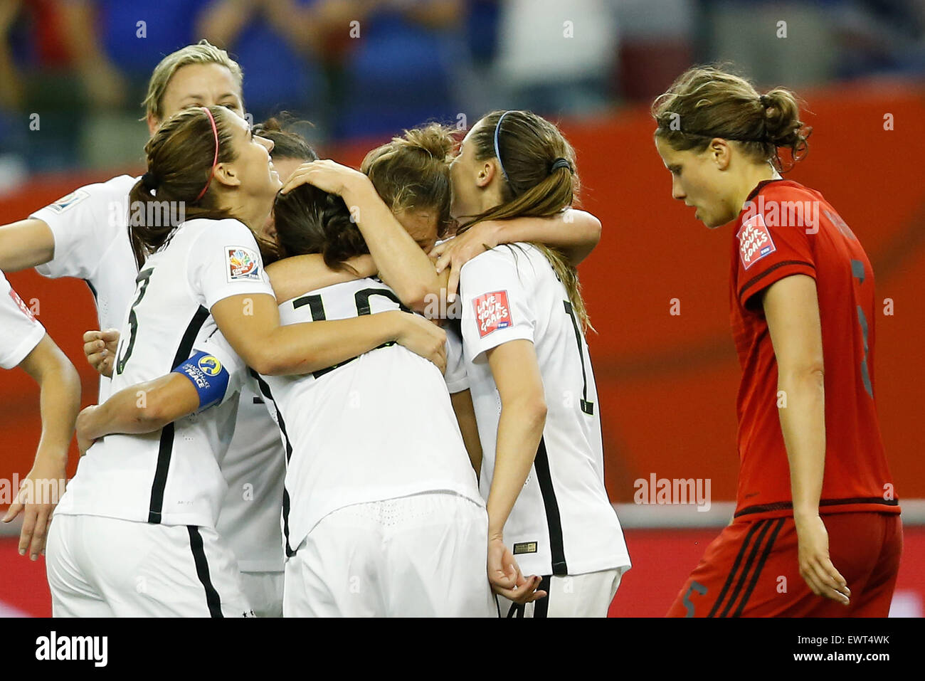 Montreal, Canada. Il 30 giugno, 2015. I giocatori degli Stati Uniti celebrare rigature durante la semifinale contro la Germania al 2015 FIFA Coppa del Mondo Femminile a Montreal, Canada, 30 giugno 2015. Gli Stati Uniti si è qualificato per la finale dopo aver battuto la Germania 2-0. (Xinhua/Wang Lili) Credito: Xinhua/Alamy Live News Foto Stock