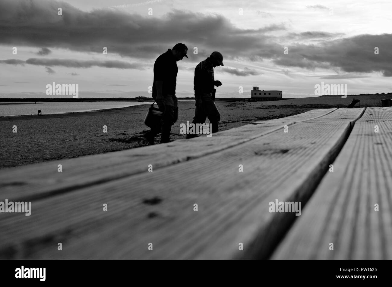 Due pescatori marciando a casa dopo una dura giornata di lavoro in Fuzeta. Olhao, Algarve, PORTOGALLO Foto Stock