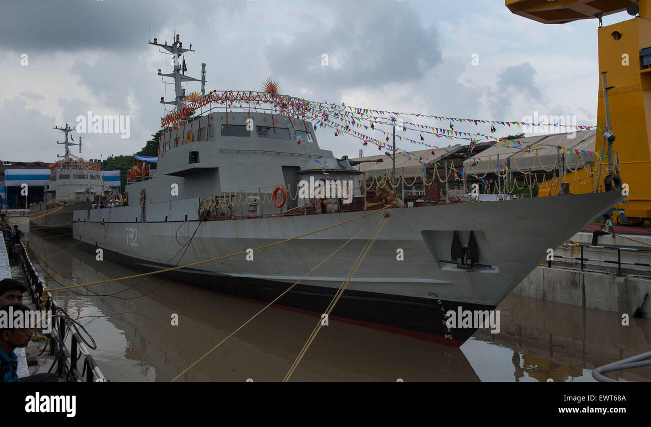 Kolkata, lo stato indiano del Bengala Occidentale. Il 30 giugno, 2015. Funzionari indiani del giardino di raggiungere i costruttori navali & Ingegneri Ltd. prendere il mantenimento di un getto di acqua ad attacco rapido (Craft WJFAC) durante un programma di lancio in Kolkata, capitale dell'est lo stato indiano del Bengala Occidentale, 30 giugno 2015. Due dei tre WJFACs sarà consegnato alla Marina militare indiana nell'ultimo trimestre di quest'anno. © Tumpa Mondal/Xinhua/Alamy Live News Foto Stock