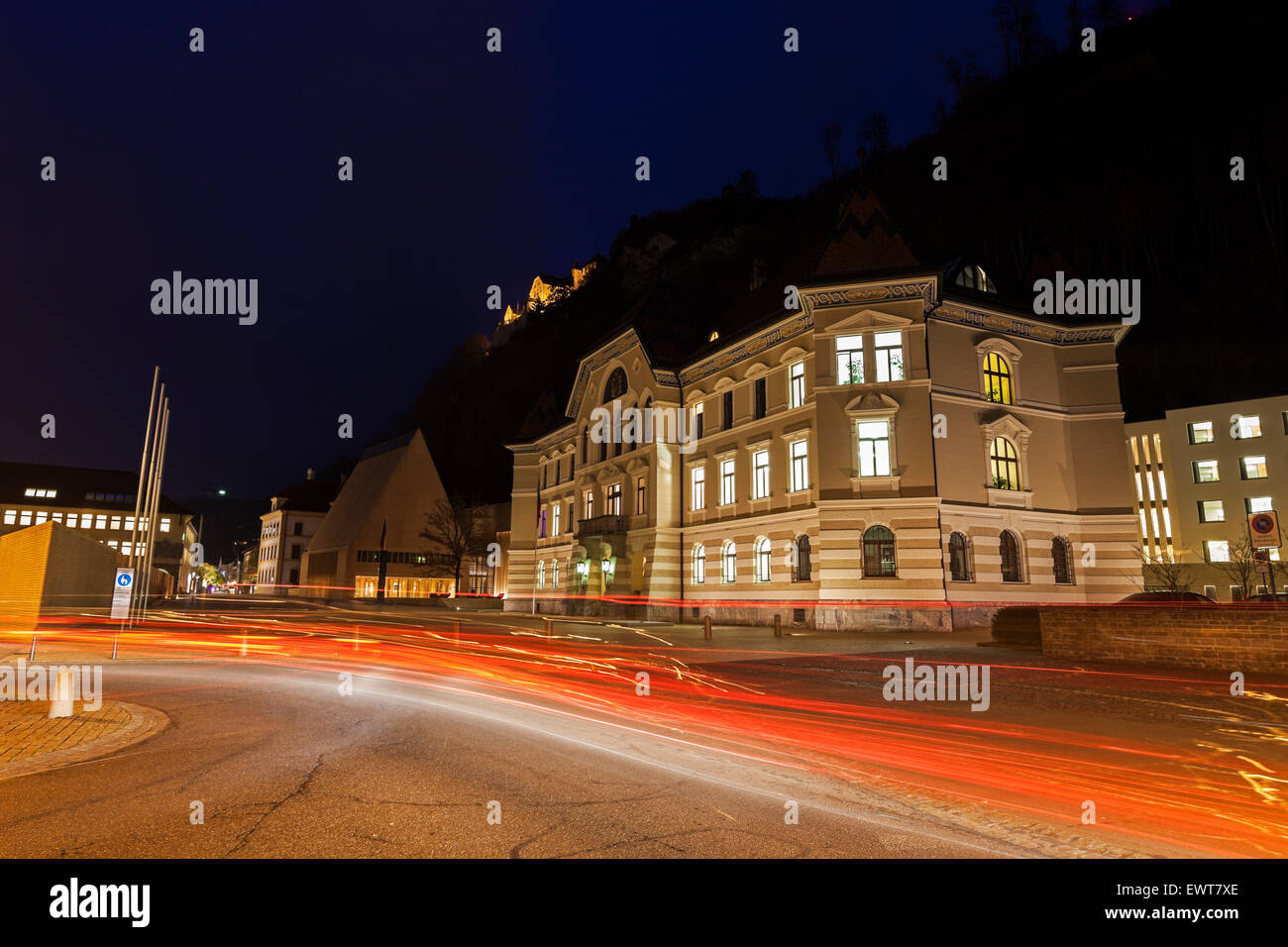 Il palazzo del parlamento a Vaduz durante il traffico di sera. Vaduz, Liechtenstein. Foto Stock
