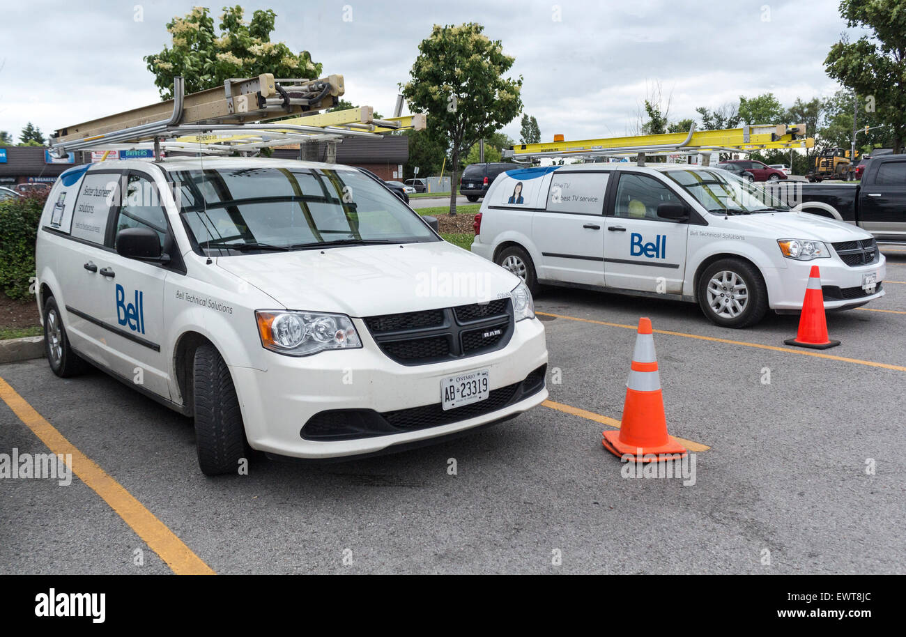 Due Bell Telephone Communications furgoni con scale sul tetto di Newmarket, Ontario Canada Foto Stock
