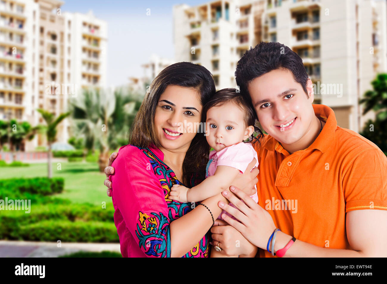 Indian i genitori e il bambino baby park godetevi Foto Stock