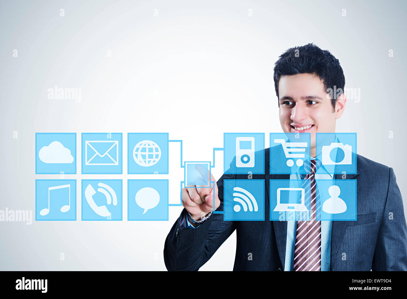 1 Indian business man schermo premendo il pulsante Foto Stock