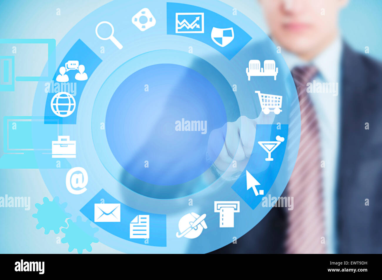 1 Indian business man schermo premendo il pulsante Foto Stock