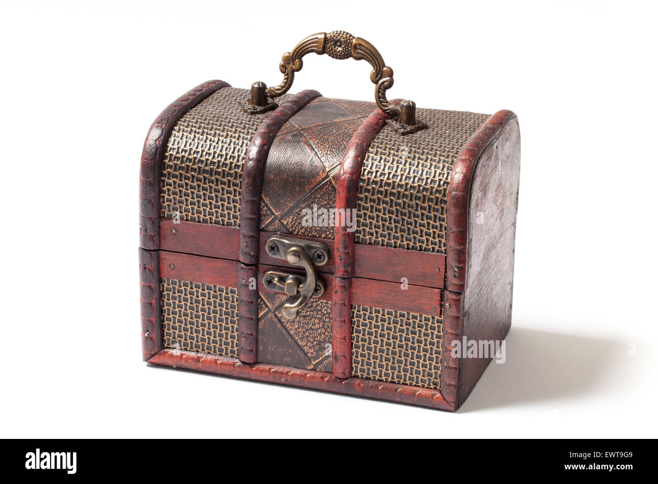 Piccolo rustico in legno scrigno con un coperchio chiuso isolato su sfondo bianco. Foto Stock