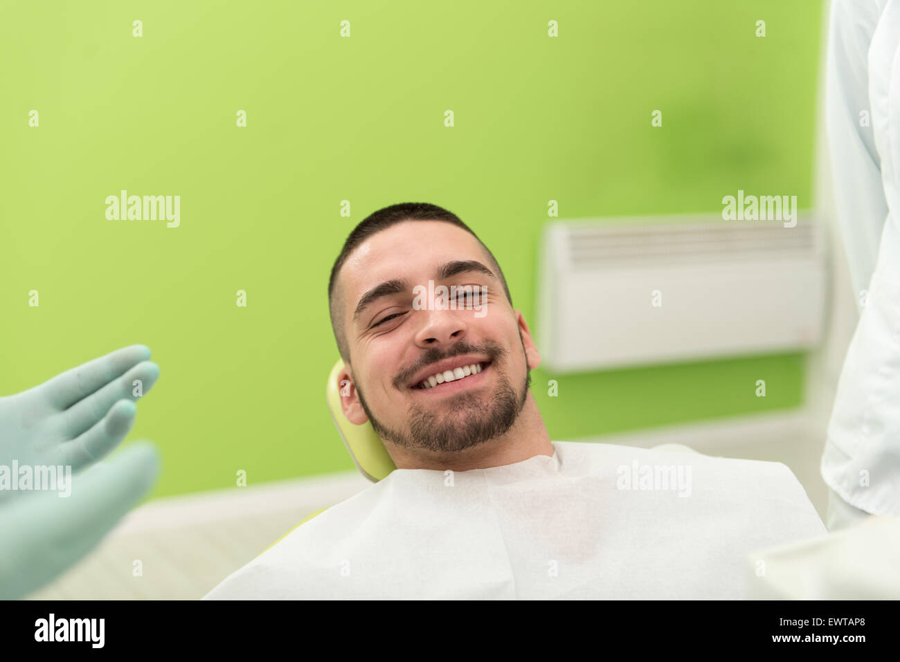 Giovane uomo in attesa di un esame dentale Foto Stock