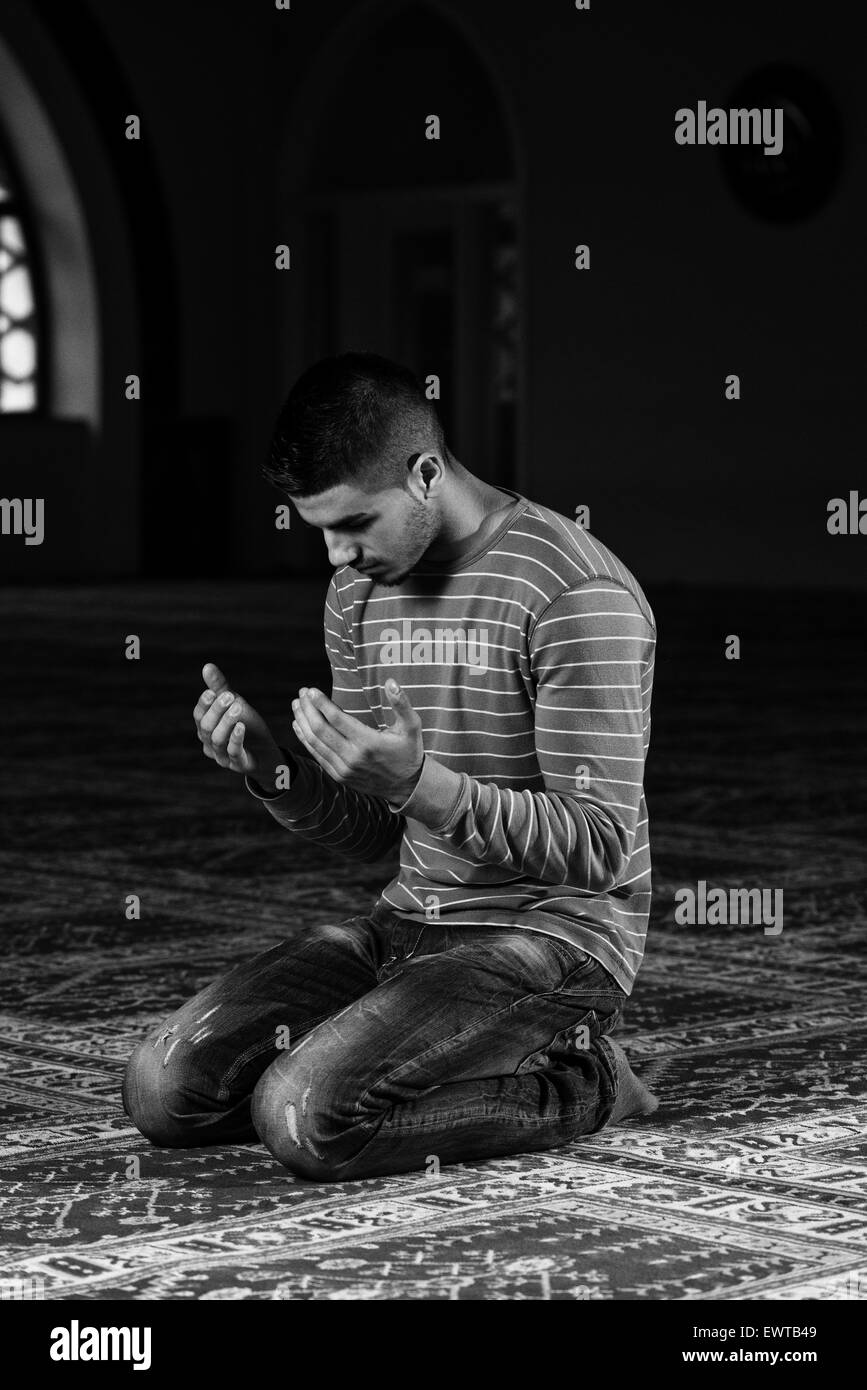 Uomo musulmano è in preghiera nella moschea Foto Stock