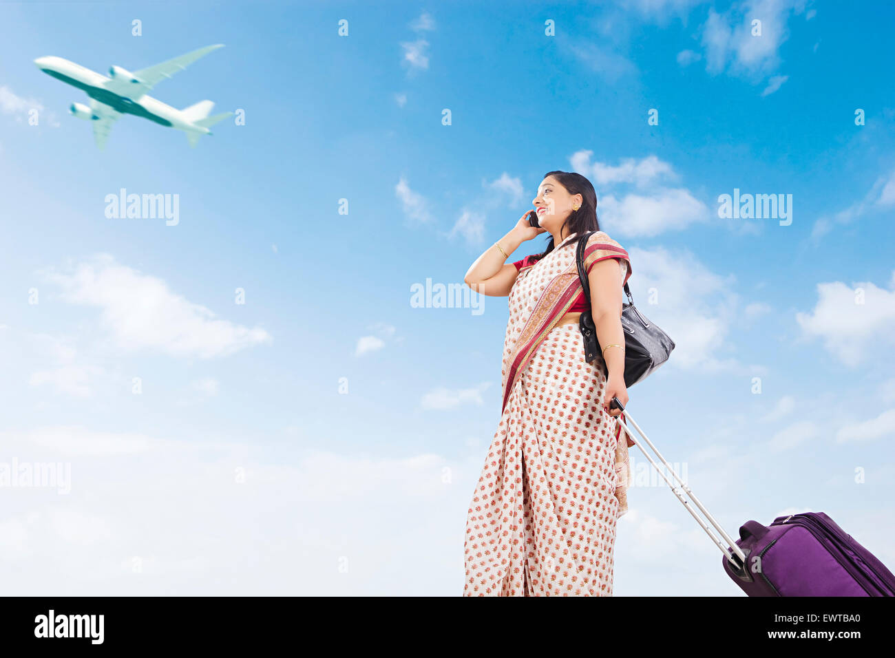 1 donna indiana parla di passeggeri Telefono Cellulare Foto Stock