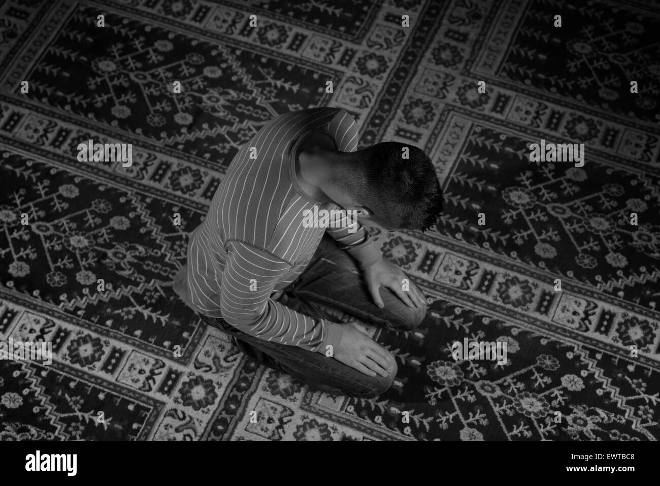 Uomo musulmano è in preghiera nella moschea Foto Stock