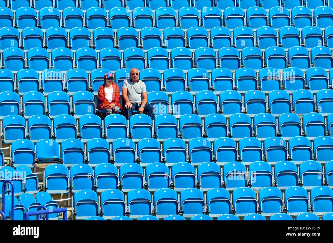 Aegon International tennis a Devonshire Park, Eastbourne. Un paio di spettatori prendere i loro posti presto sul Centre Court Foto Stock