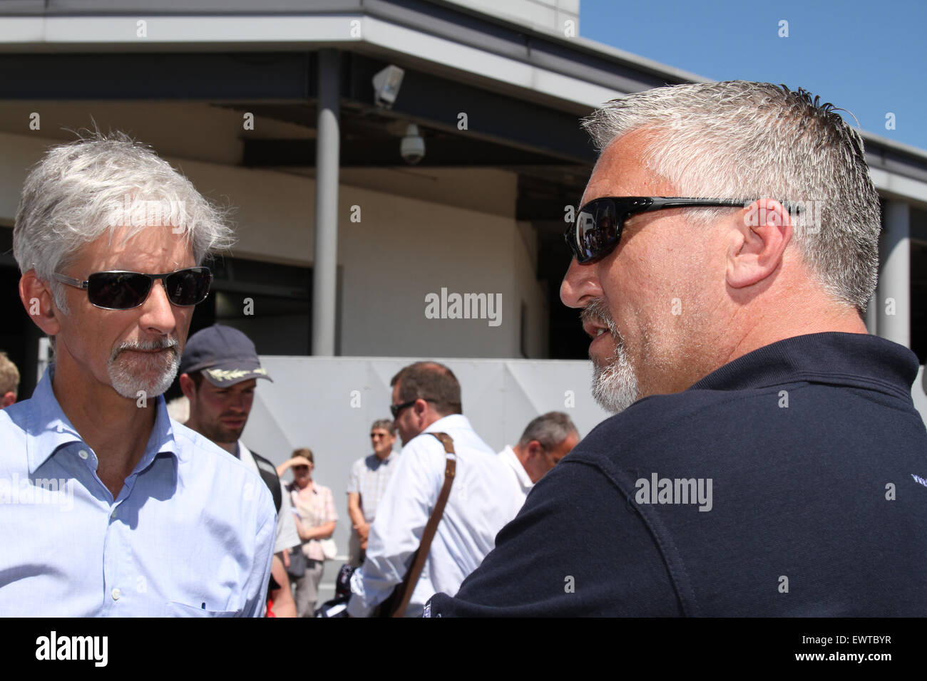 Weybridge, Surrey, Regno Unito. Il 30 giugno, 2015. Great British Precotti presenter Paul Hollywood si unisce ex Formula 1 stelle John Surtees, Damon Hill e Derek Bell di Henry Surtees Foundation Brooklands Team Challenge al Mercedes-Benz World in weybridge surrey 30.06.2015 Credito: theodore liasi/Alamy Live News Foto Stock