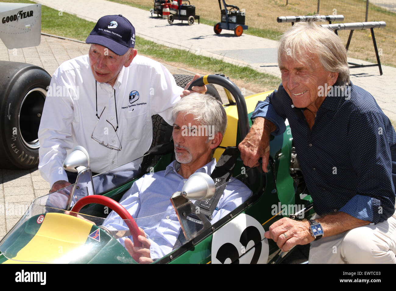 Weybridge, Surrey, Regno Unito. Il 30 giugno, 2015. Great British Precotti presenter Paul Hollywood si unisce ex Formula 1 stelle John Surtees, Damon Hill e Derek Bell di Henry Surtees Foundation Brooklands Team Challenge al Mercedes-Benz World in weybridge surrey 30.06.2015 Credito: theodore liasi/Alamy Live News Foto Stock