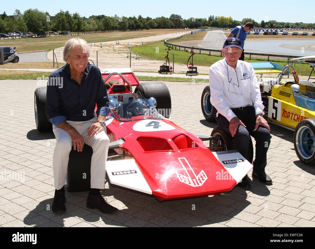 Weybridge, Surrey, Regno Unito. Il 30 giugno, 2015. Great British Precotti presenter Paul Hollywood si unisce ex Formula 1 stelle John Surtees, Damon Hill e Derek Bell di Henry Surtees Foundation Brooklands Team Challenge al Mercedes-Benz World in weybridge surrey 30.06.2015 Credito: theodore liasi/Alamy Live News Foto Stock