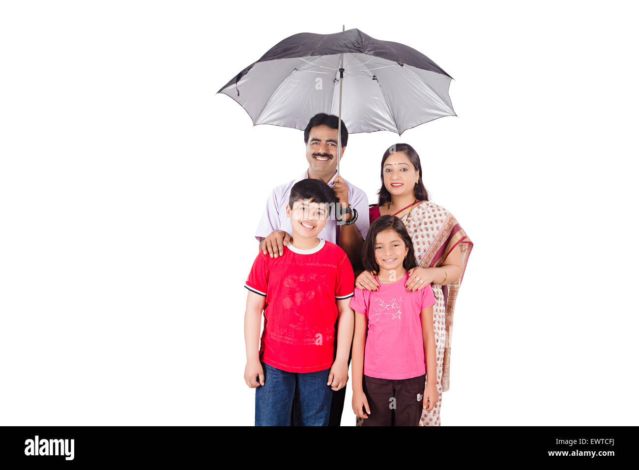 Indian genitori e bambini ombrello di protezione Foto Stock